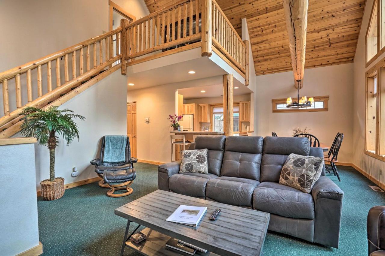 Chalet At Running Y Resort With Wraparound Deck! Klamath Falls Exterior foto